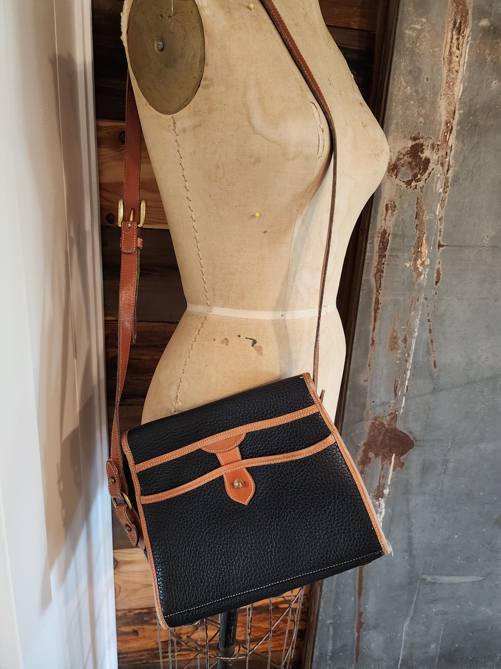 Vintage Dooney & Bourke Black Pebbled Leather Purse. - Picture 2 of 9